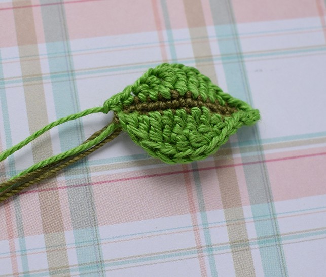 Blog-Inhaltsbild für 'Gratis Häkelanleitung Brosche / Haarspange «Kirsche»'