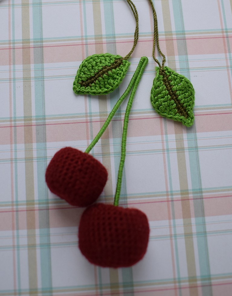 Blog-Inhaltsbild für 'Gratis Häkelanleitung Brosche / Haarspange «Kirsche»'