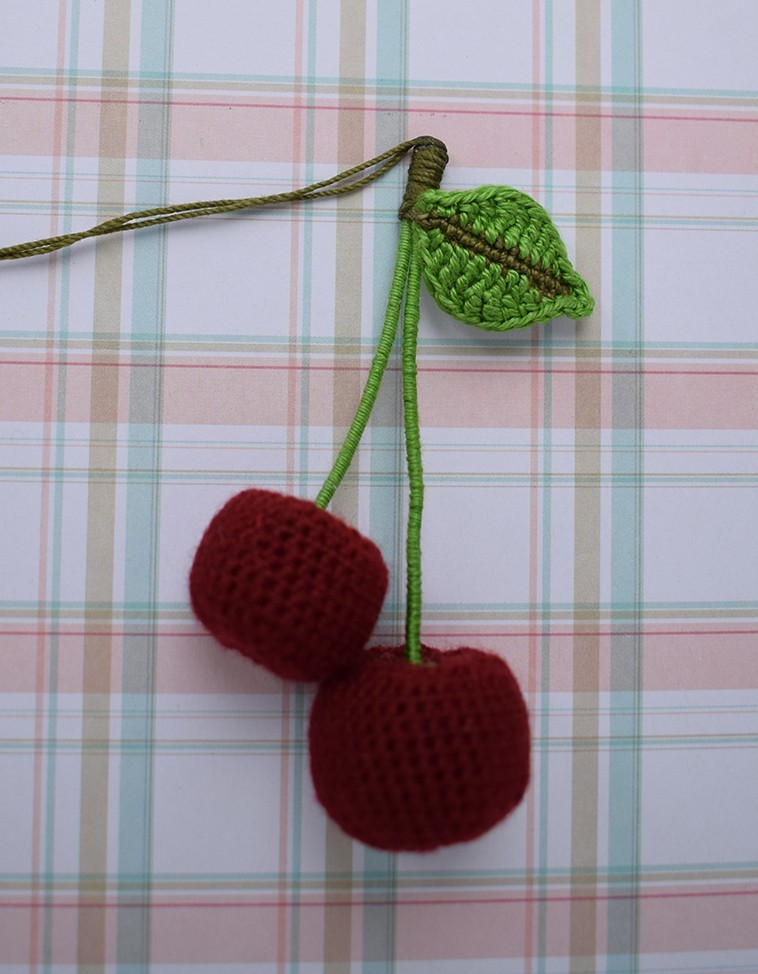 Blog-Inhaltsbild für 'Gratis Häkelanleitung Brosche / Haarspange «Kirsche»'