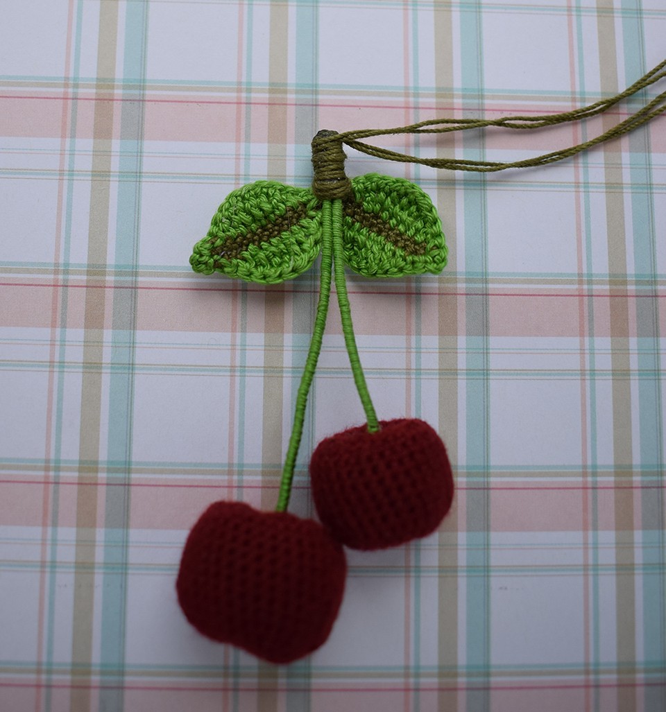 Blog-Inhaltsbild für 'Gratis Häkelanleitung Brosche / Haarspange «Kirsche»'