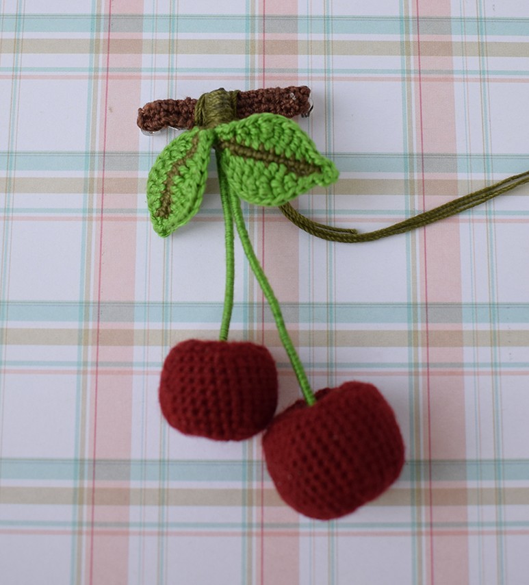 Blog-Inhaltsbild für 'Gratis Häkelanleitung Brosche / Haarspange «Kirsche»'