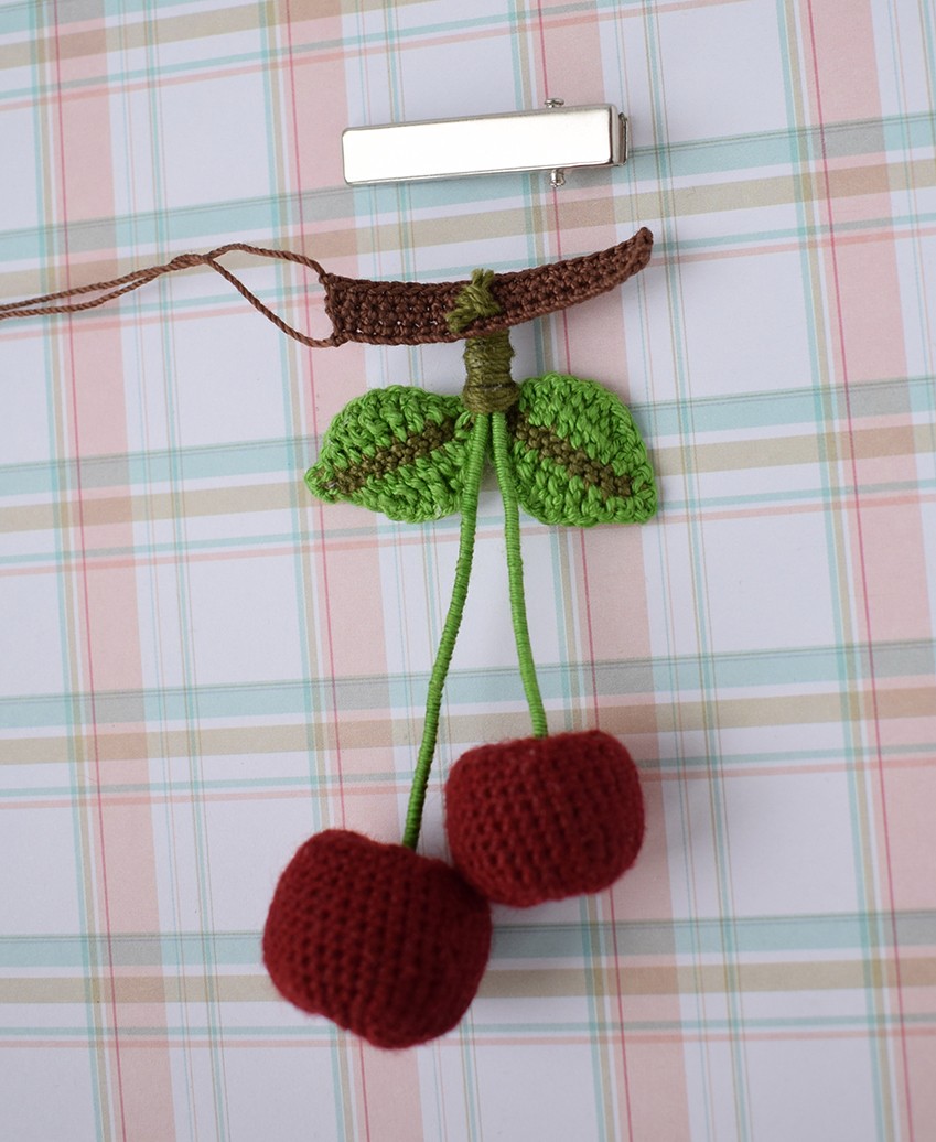 Blog-Inhaltsbild für 'Gratis Häkelanleitung Brosche / Haarspange «Kirsche»'