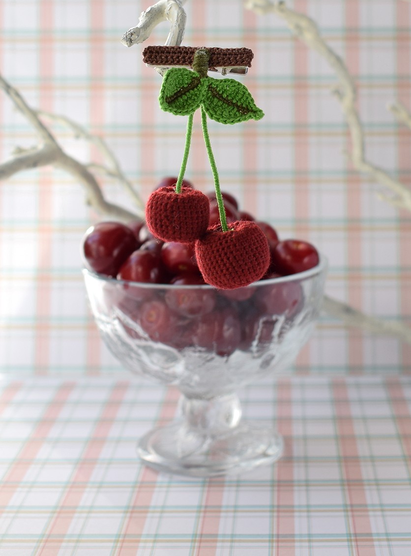Blog-Inhaltsbild für 'Gratis Häkelanleitung Brosche / Haarspange «Kirsche»'