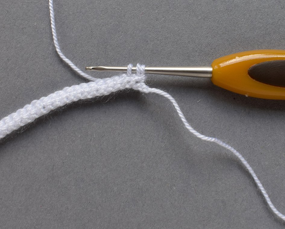 Blog-Inhaltsbild für 'Gratis Häkelanleitung Ohrklemme für Halloween: „Das Hundegespenst“'