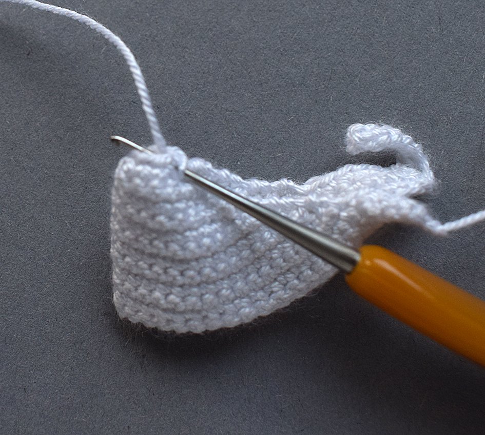 Blog-Inhaltsbild für 'Gratis Häkelanleitung Ohrklemme für Halloween: „Das Hundegespenst“'