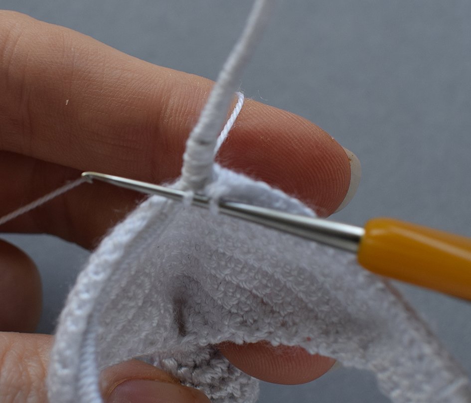 Blog-Inhaltsbild für 'Gratis Häkelanleitung Ohrklemme für Halloween: „Das Hundegespenst“'