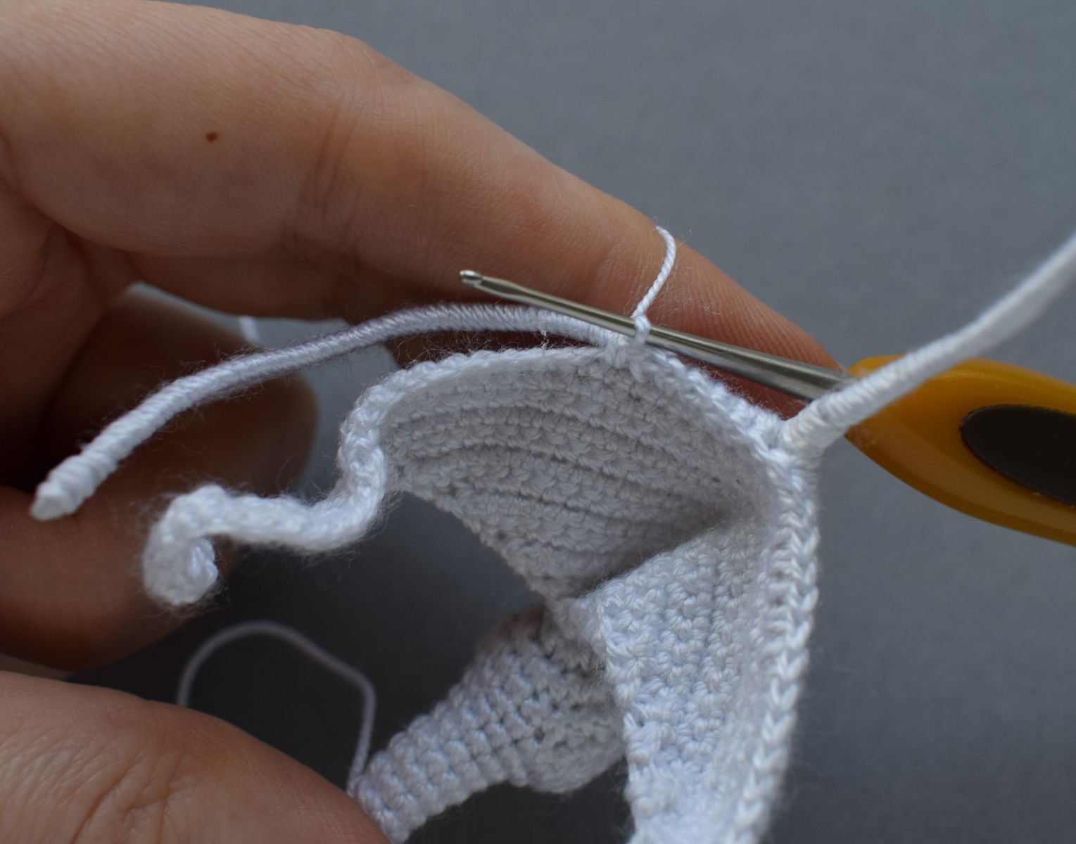 Blog-Inhaltsbild für 'Gratis Häkelanleitung Ohrklemme für Halloween: „Das Hundegespenst“'