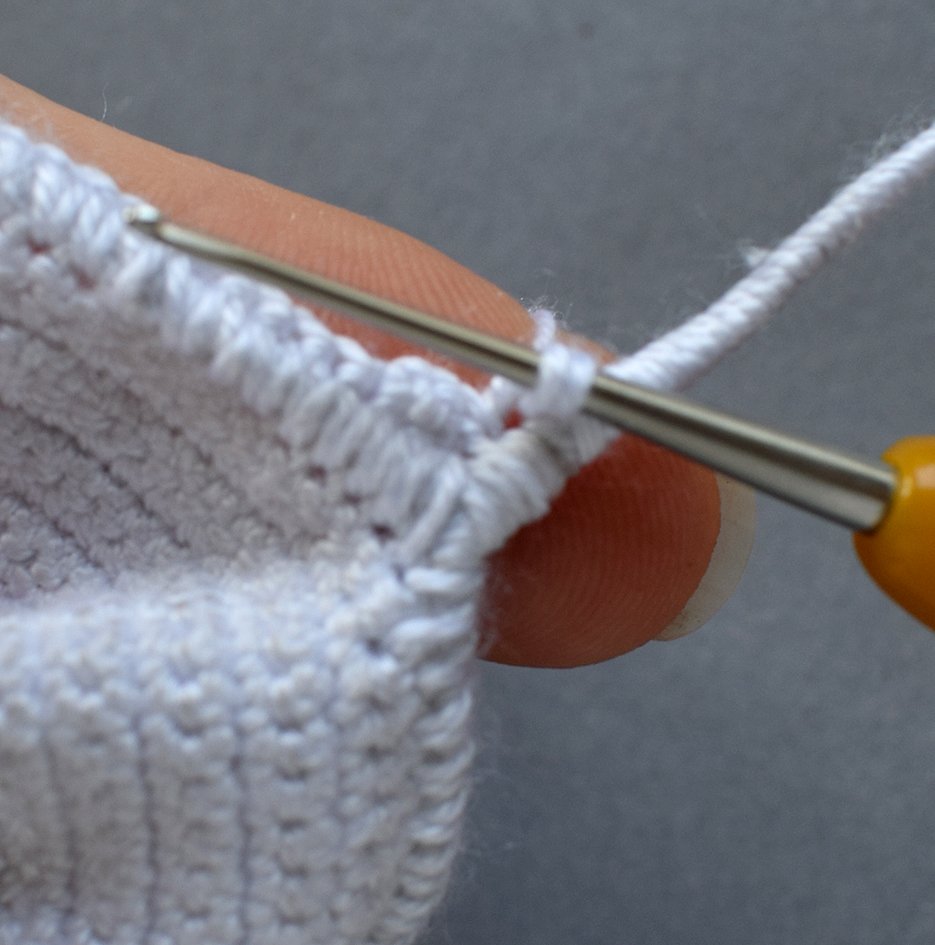 Blog-Inhaltsbild für 'Gratis Häkelanleitung Ohrklemme für Halloween: „Das Hundegespenst“'