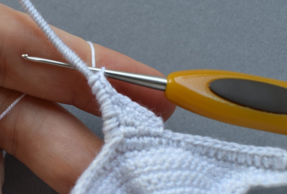 Blog-Inhaltsbild für 'Gratis Häkelanleitung Ohrklemme für Halloween: „Das Hundegespenst“'