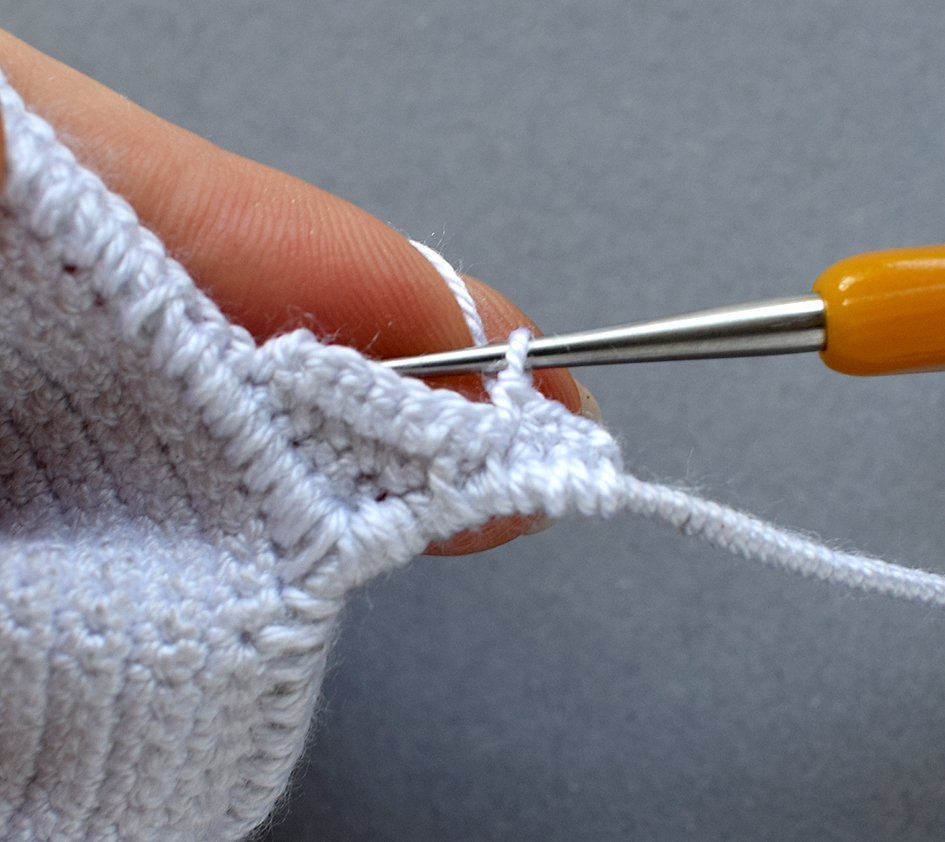 Blog-Inhaltsbild für 'Gratis Häkelanleitung Ohrklemme für Halloween: „Das Hundegespenst“'