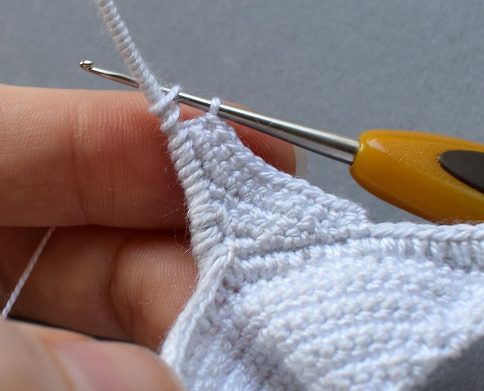 Blog-Inhaltsbild für 'Gratis Häkelanleitung Ohrklemme für Halloween: „Das Hundegespenst“'