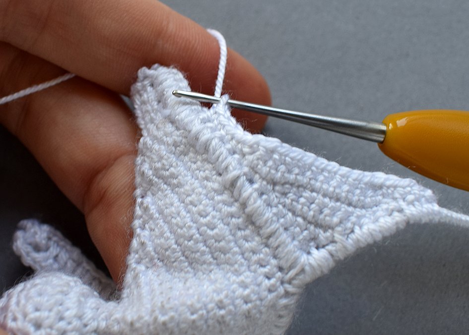 Blog-Inhaltsbild für 'Gratis Häkelanleitung Ohrklemme für Halloween: „Das Hundegespenst“'