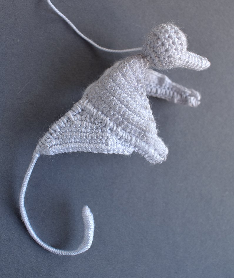 Blog-Inhaltsbild für 'Gratis Häkelanleitung Ohrklemme für Halloween: „Das Hundegespenst“'