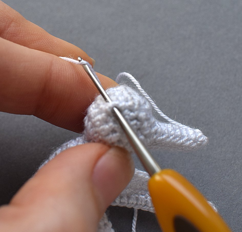 Blog-Inhaltsbild für 'Gratis Häkelanleitung Ohrklemme für Halloween: „Das Hundegespenst“'