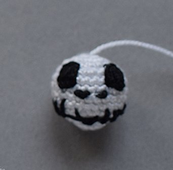 Blog-Inhaltsbild für 'Gratis Häkelanleitung Ohrklemme für Halloween: „Das Hundegespenst“'