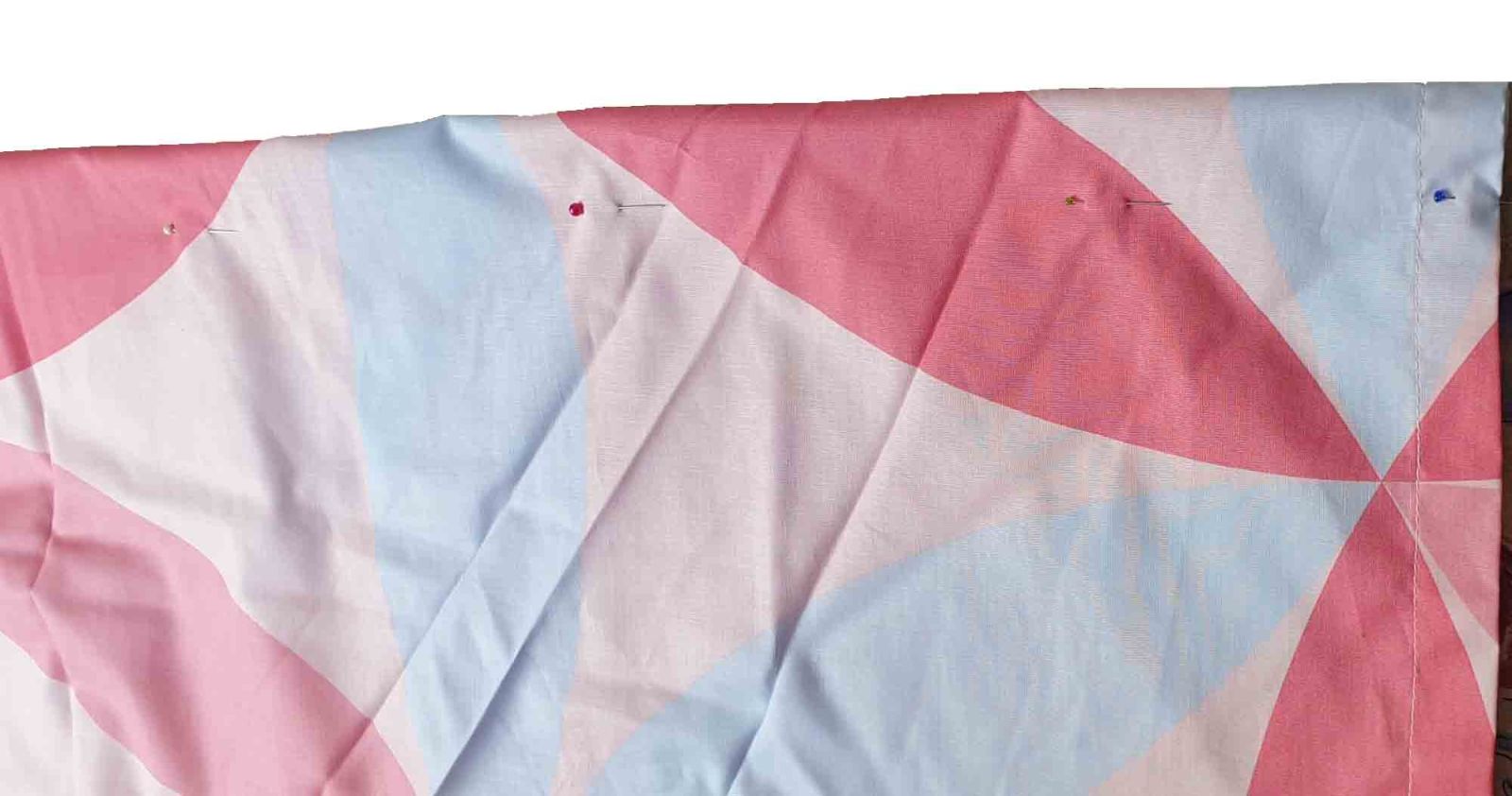 Stoff mit Stecknadeln abgesteckt, wie zuvor beschrieben.