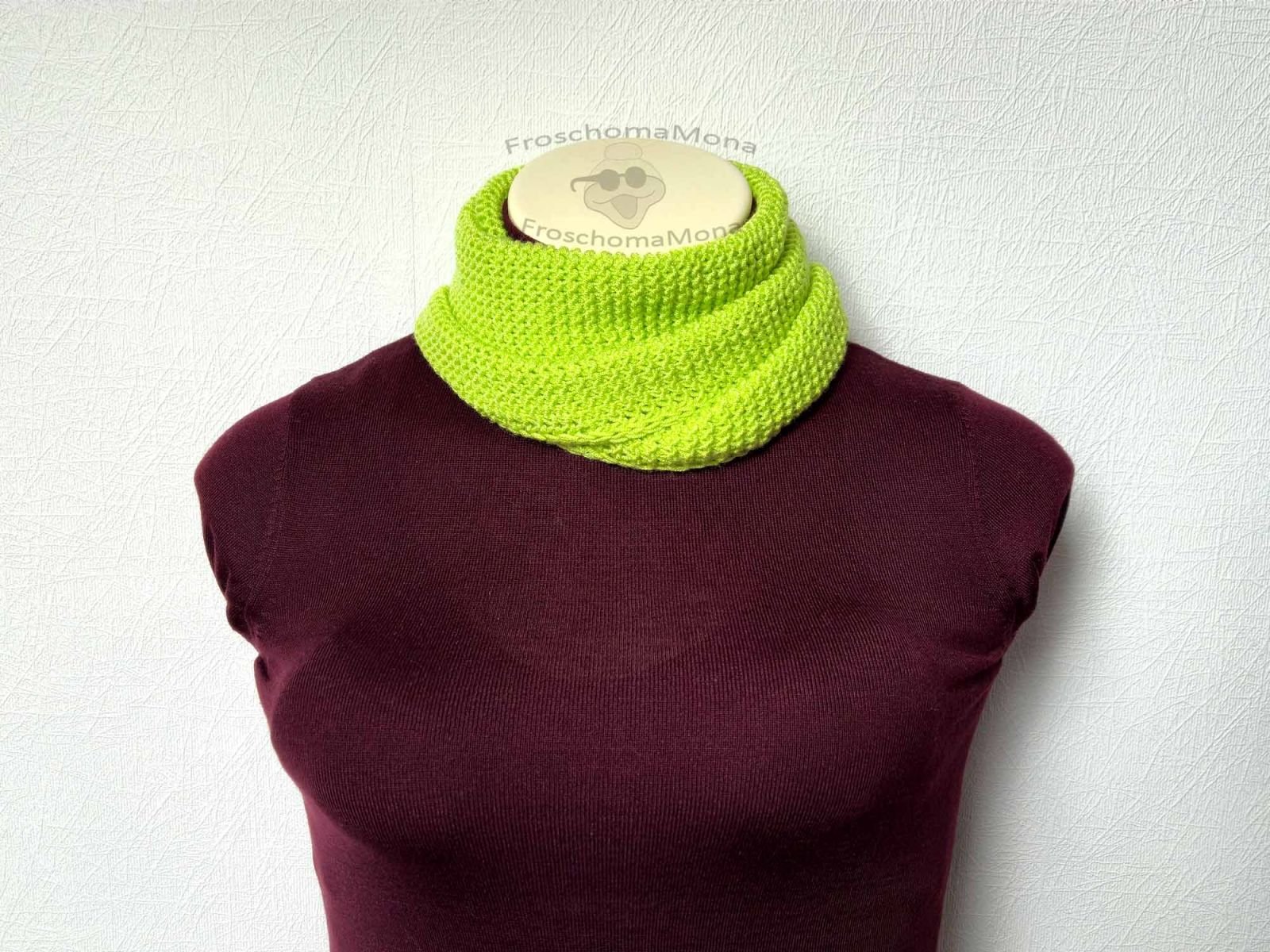 Eine Brustpuppe mit einem weinroten Pullover trägt den grünen Strickschl Dana um den Hals.