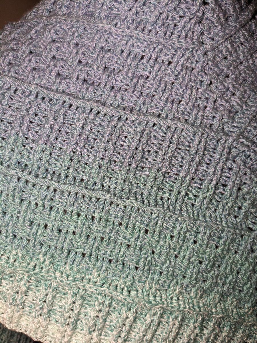 Blog-Inhaltsbild für 'Dichtes und flaches Dreieckstuch "Doppelmoppel" mit vielen Reliefstäbchen - ideal für Farbverlaufsbobbel'