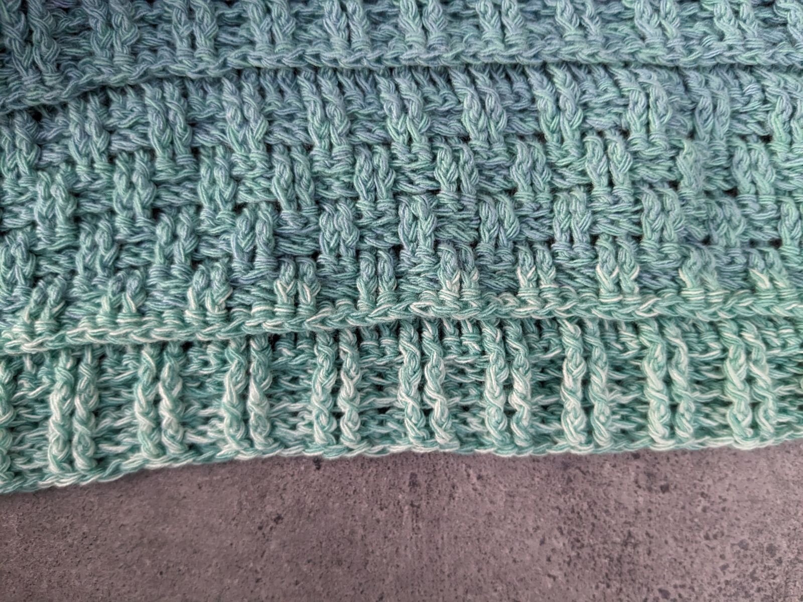 Blog-Inhaltsbild für 'Dichtes und flaches Dreieckstuch "Doppelmoppel" mit vielen Reliefstäbchen - ideal für Farbverlaufsbobbel'