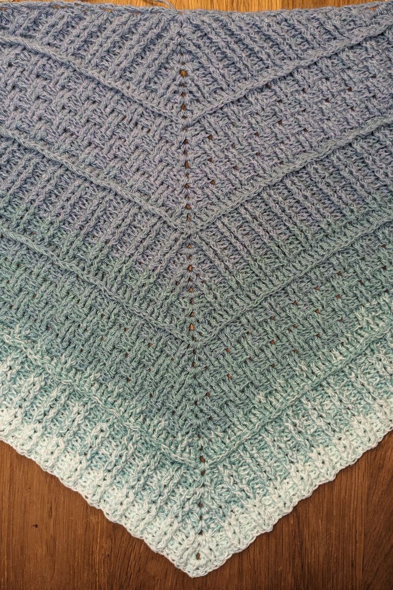 Blog-Inhaltsbild für 'Dichtes und flaches Dreieckstuch "Doppelmoppel" mit vielen Reliefstäbchen - ideal für Farbverlaufsbobbel'