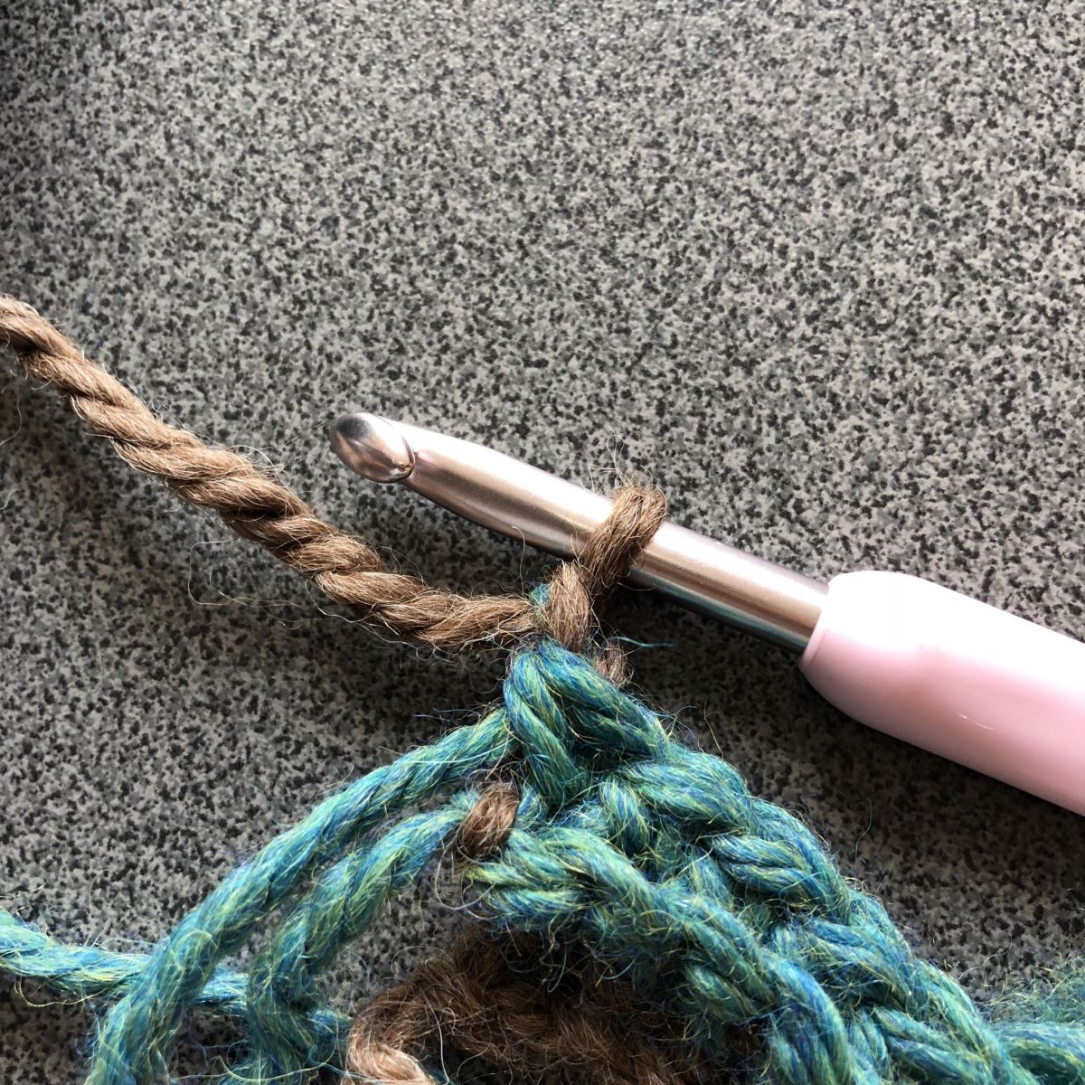 Blog-Inhaltsbild für 'Einfache Handstulpen im Rippchenmuster häkeln ohne lästiges Fädenvernähen'