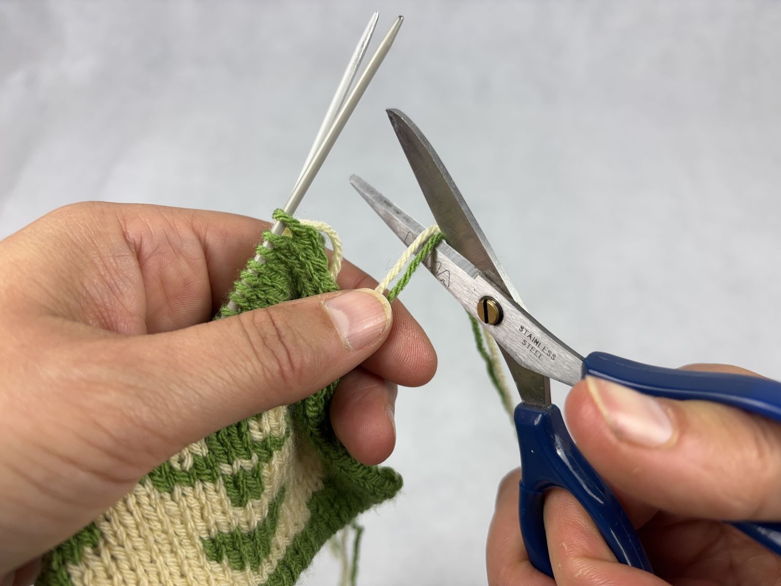 Blog content image for 'Knitting Double-Faced Fabric: The Most Important Edge Techniques, Simply Explained'