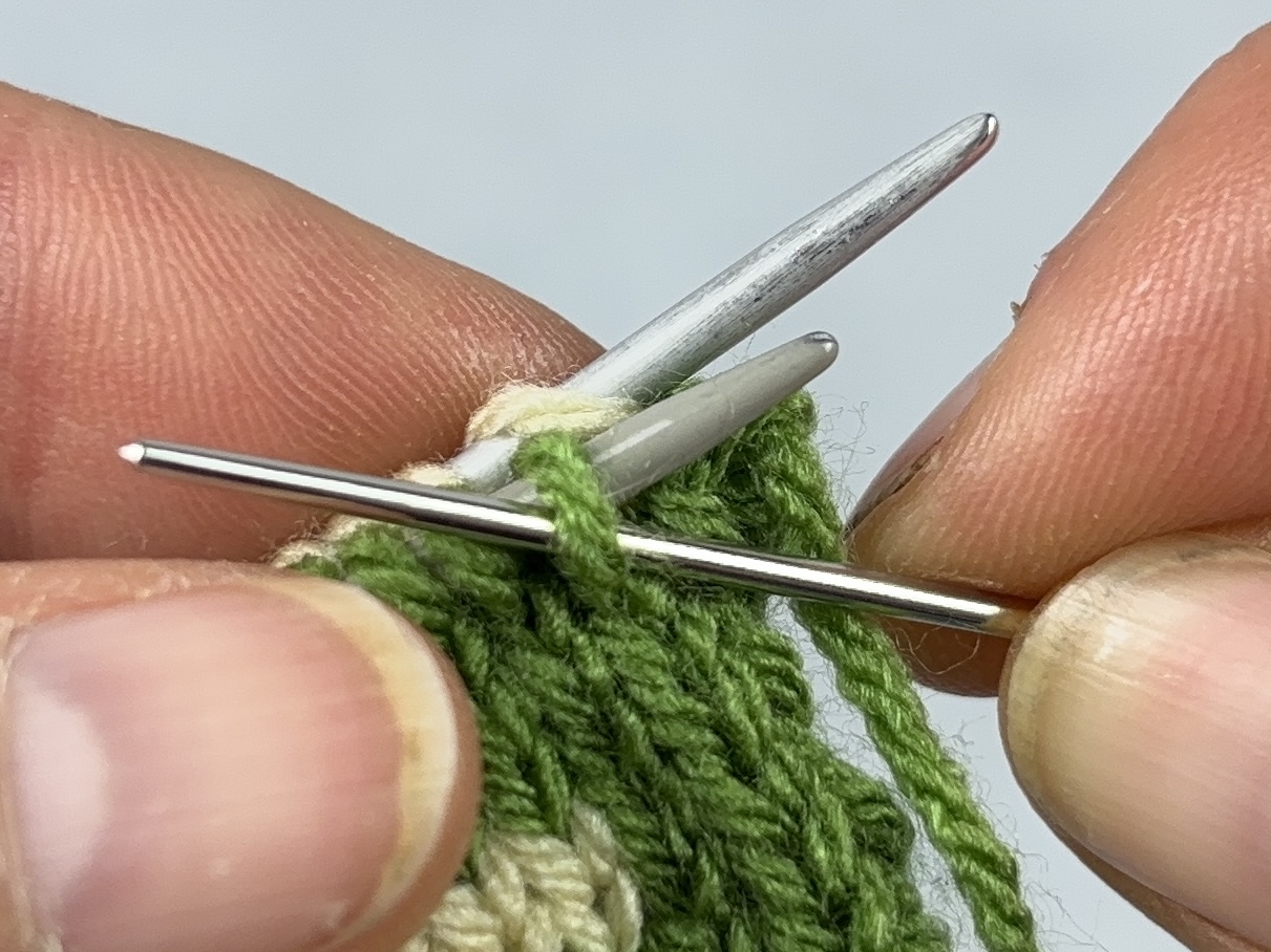 Blog content image for 'Knitting Double-Faced Fabric: The Most Important Edge Techniques, Simply Explained'