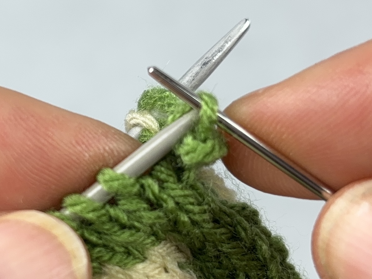 Blog content image for 'Knitting Double-Faced Fabric: The Most Important Edge Techniques, Simply Explained'