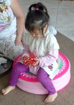 Blog-Inhaltsbild für 'Gratis Häkelanleitung: Buntes Sitzkissen für Kinder'