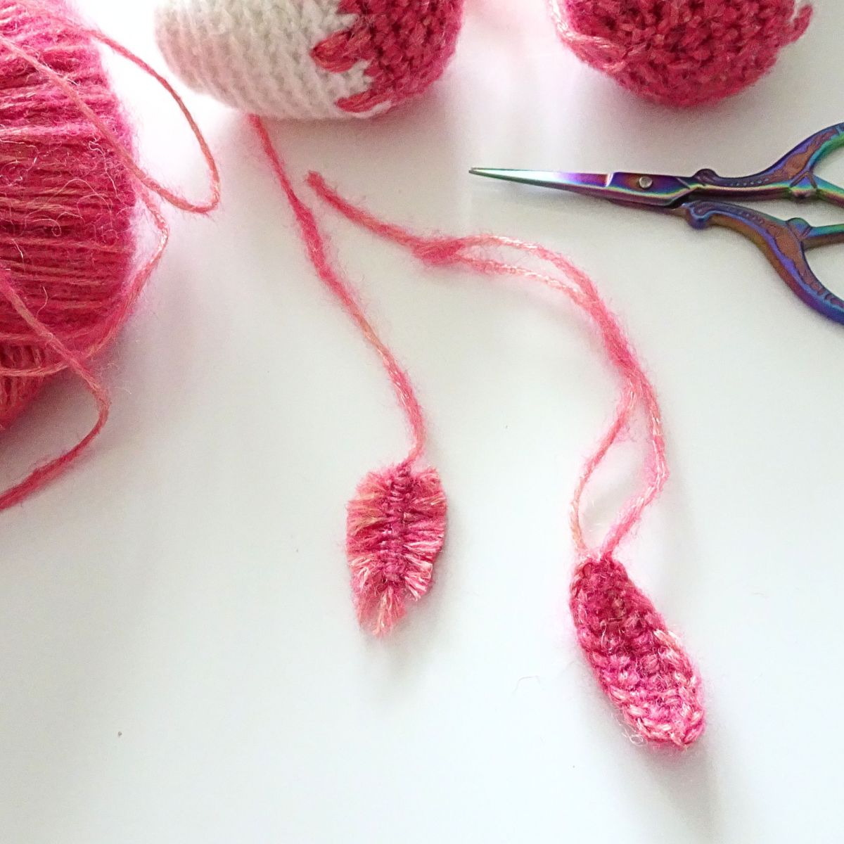 Blog-Inhaltsbild für 'Gehäkelte und geknüpfte Woll-Federn – 2 kostenlose Anleitungen für Handarbeits-Projekte, z.B. Ostereier-Deko'