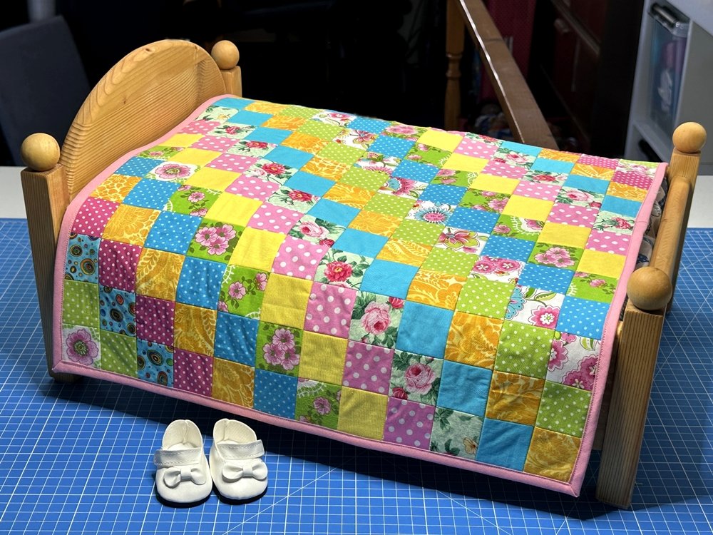 Blog-Inhaltsbild für 'Näh-Workshop Teil 2: Patchwork-Bettdecke für das Puppenbett'