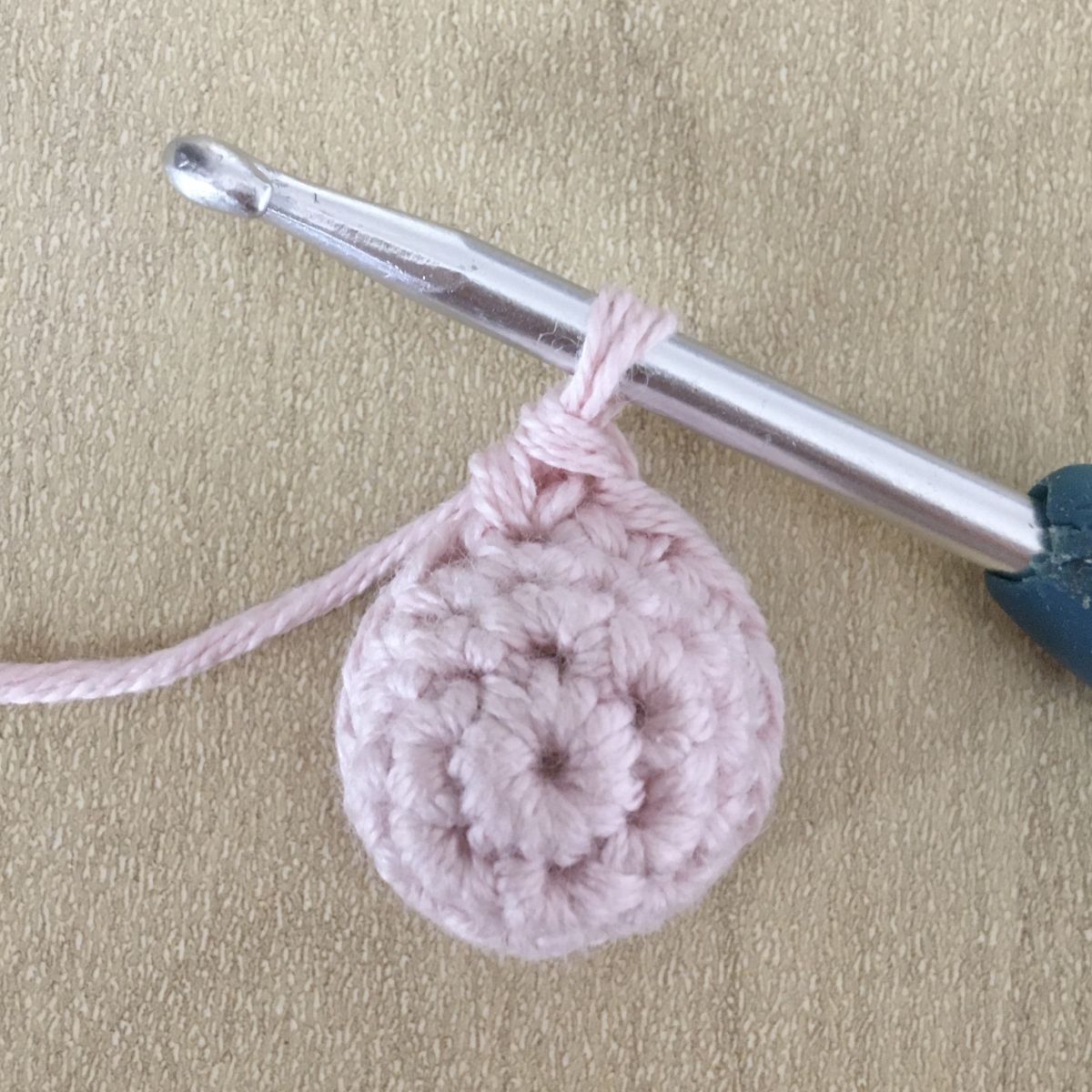 Blog-Inhaltsbild für 'Kostenlose Häkelanleitung für Häschen Heidi'