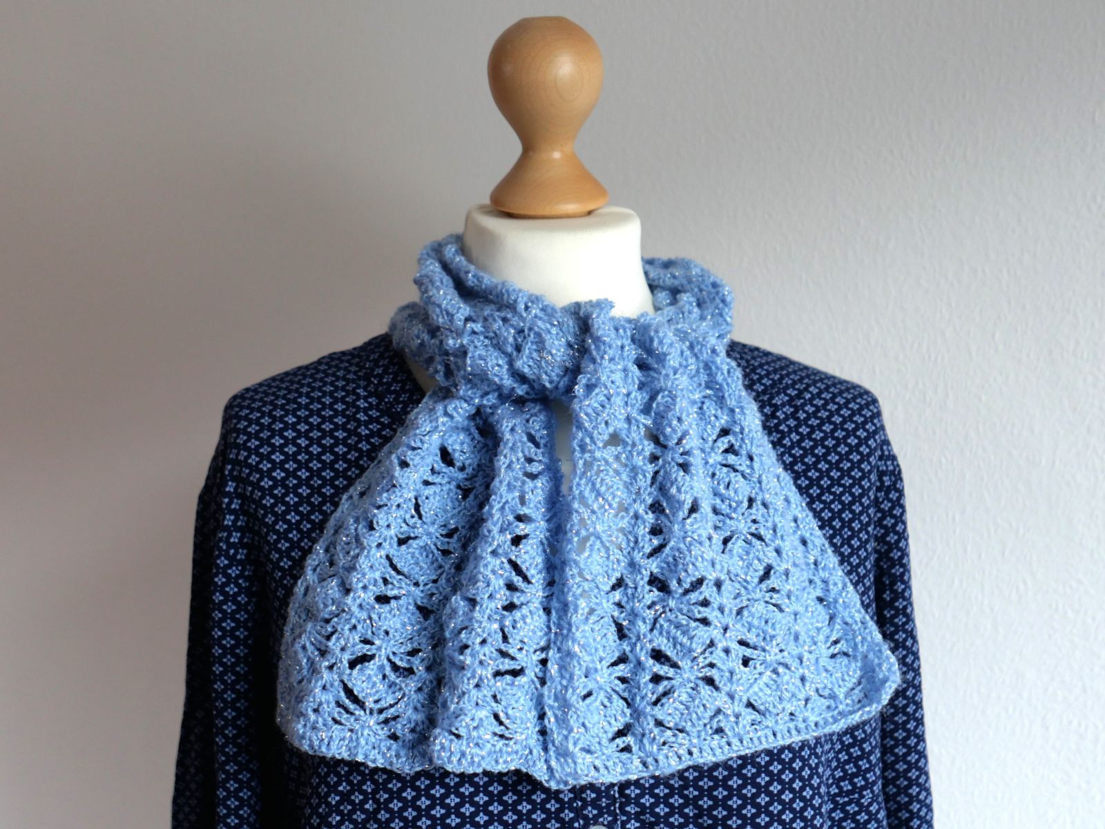 Blog-Inhaltsbild für 'Minischals, Maxispaß: Häkelideen für trendige Schals/ Kostenlose Anleitung für den Minischal Candy'