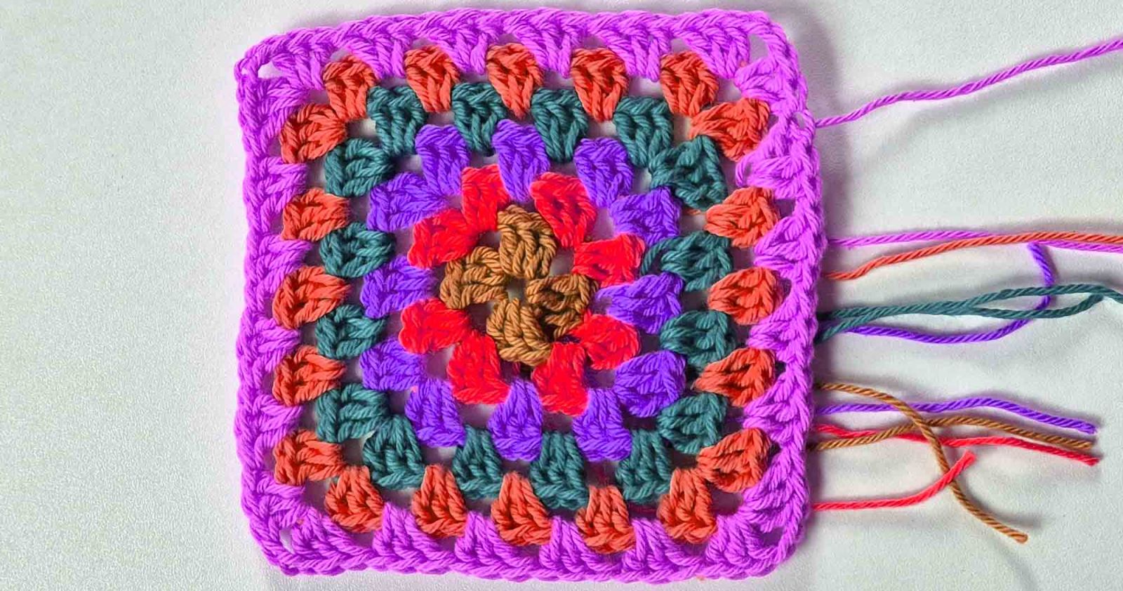 Blog-Inhaltsbild für 'Granny Square – ein kunterbuntes Viereck häkeln, kostenlose Häkelanleitung'