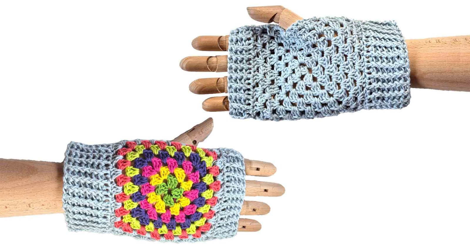 Gehäkelte Handstulpen mit Granny Square sind auf Holzhänden zu sehen.