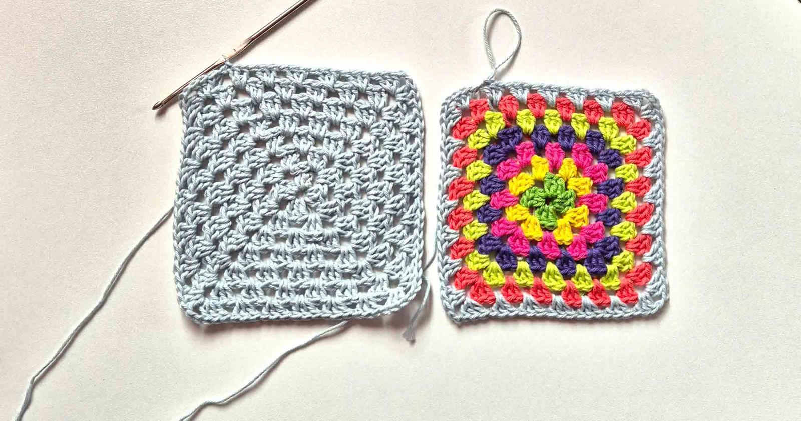 Ein einfarbiges und ein kunterbuntes Oma-Quadrat wurden gehäkelt.
