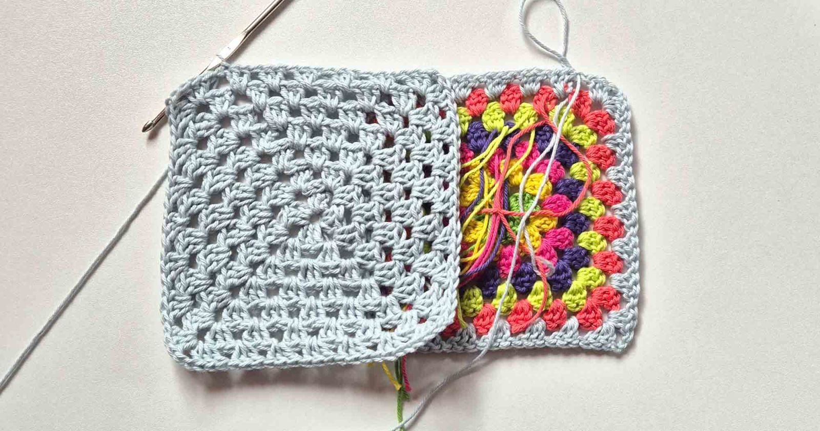 Die beiden Grannys werden so übereinandergelegt, dass die hübschen Seiten außen liegen.