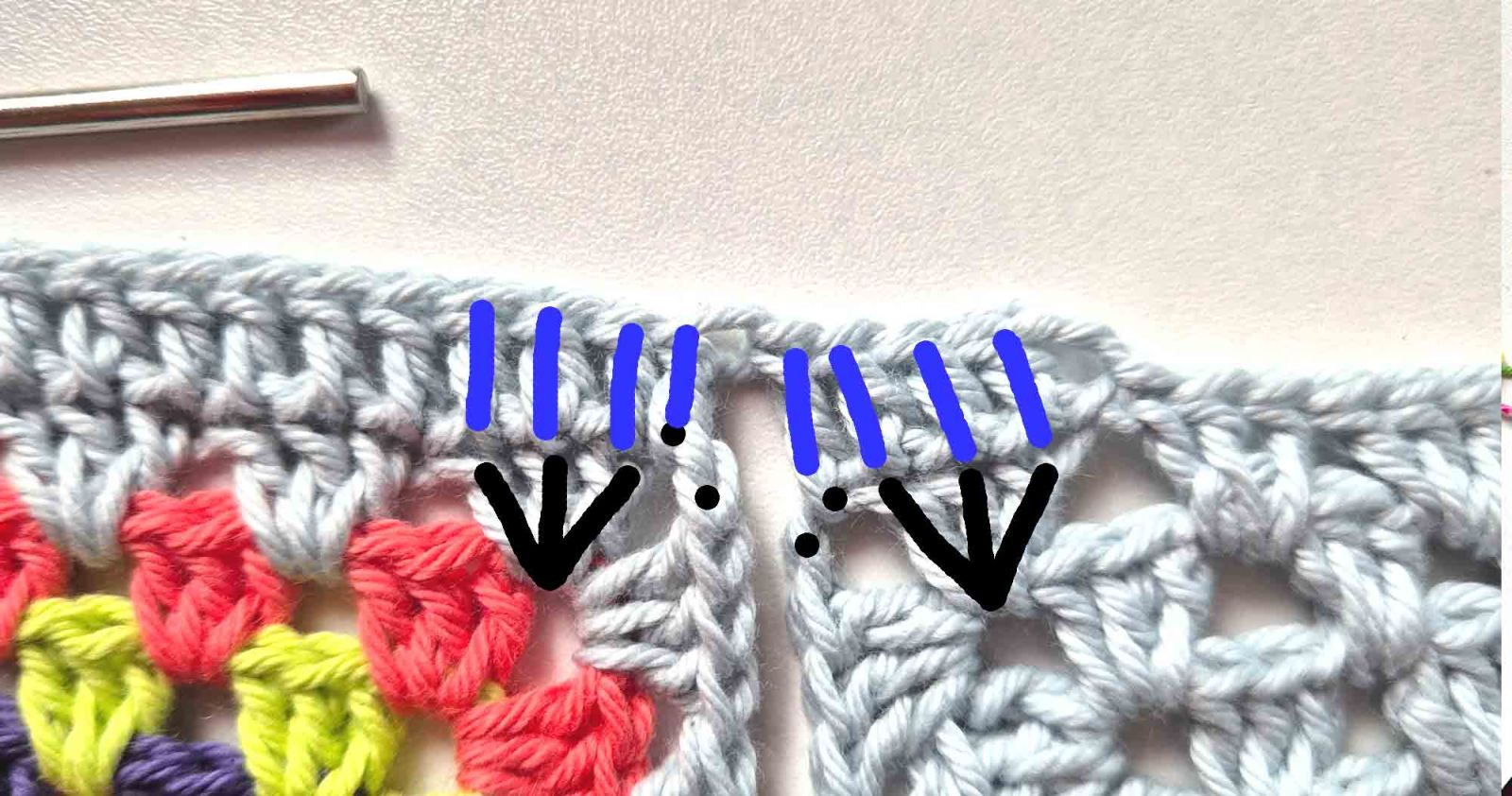 Gleiches Bild wie zuvor, nur wurden die genannten Maschen in schwarz und blau gekennzeichnet.