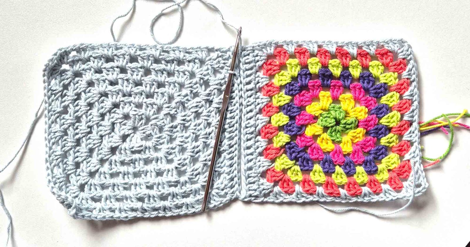 Beide Vierecke sind nun mit Stäbchen verbunden. Dies ist der Anfang des Bündchens für die Fingerseite.