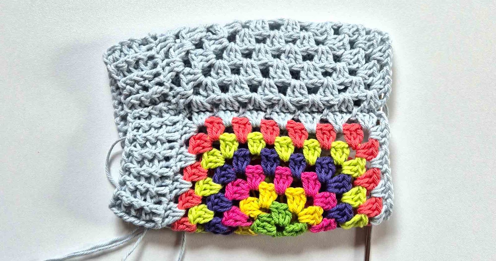 Die Lage der Maschen an der geschlossenen Seite ist zu sehen.