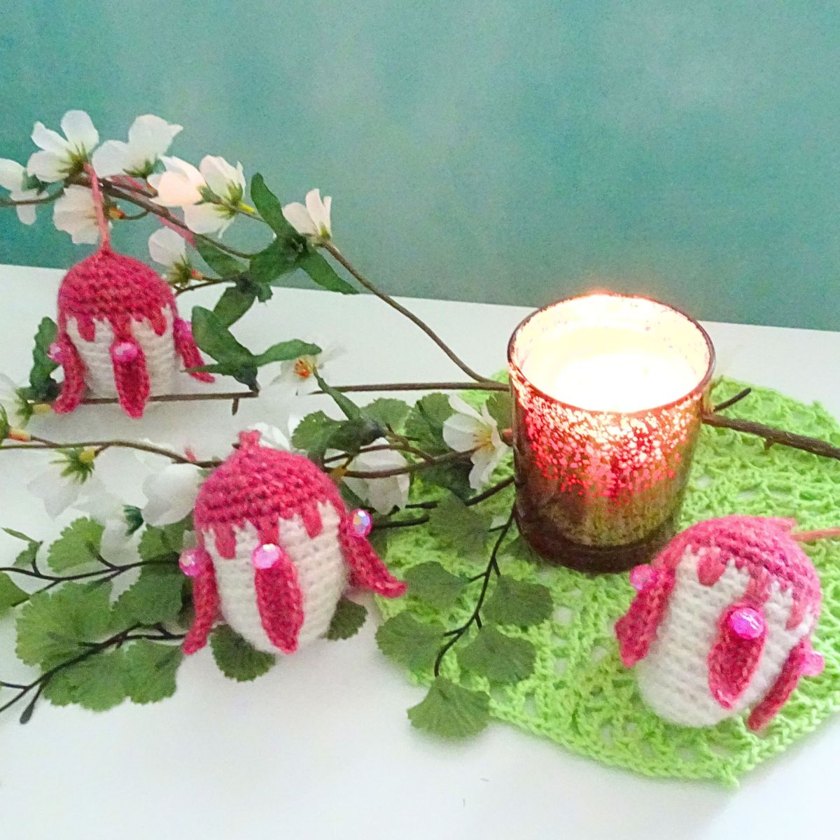 Blog-Inhaltsbild für 'Gehäkelte und geknüpfte Woll-Federn – 2 kostenlose Anleitungen für Handarbeits-Projekte, z.B. Ostereier-Deko'