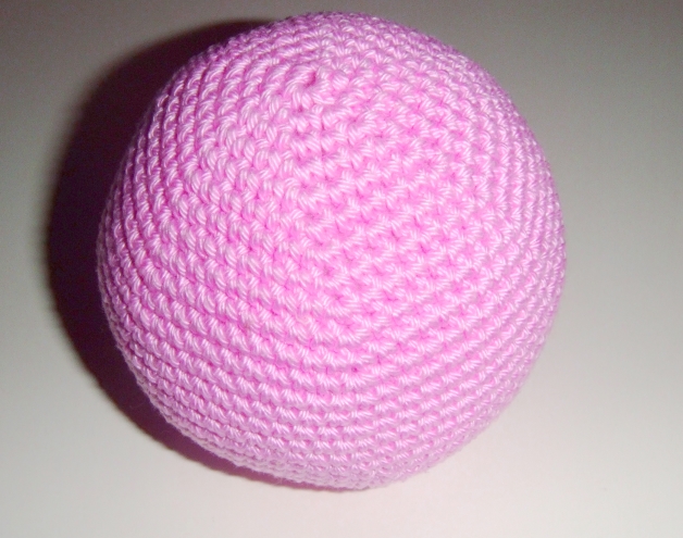 Blog-Inhaltsbild für 'Kleiner Häkelball in Deutschland-Farben - zum Knautschen, Spielen, Festhalten, Mitfiebern für die WM 2026'