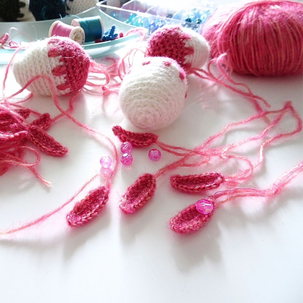 Blog-Inhaltsbild für 'Gehäkelte und geknüpfte Woll-Federn – 2 kostenlose Anleitungen für Handarbeits-Projekte, z.B. Ostereier-Deko'