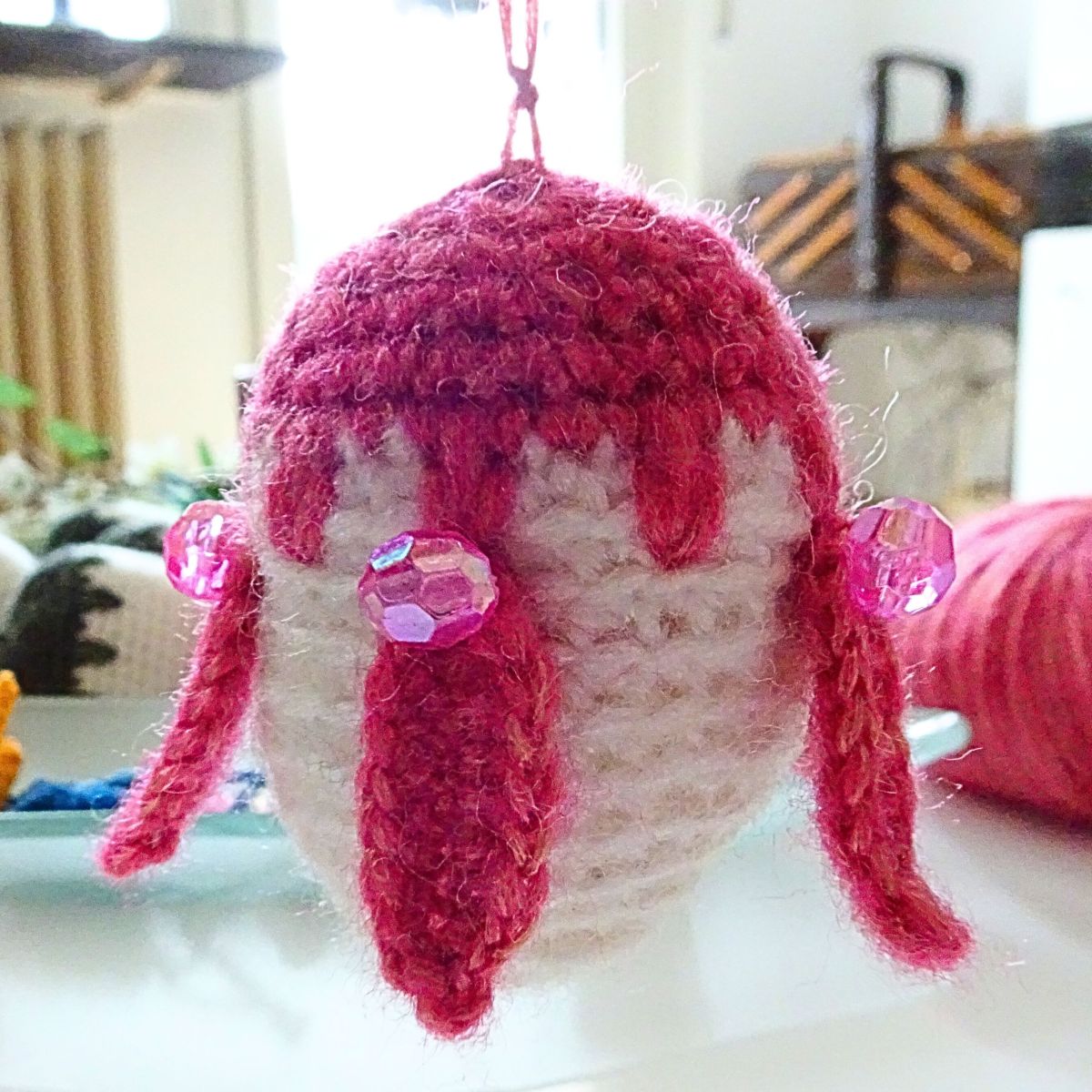 Blog-Inhaltsbild für 'Gehäkelte und geknüpfte Woll-Federn – 2 kostenlose Anleitungen für Handarbeits-Projekte, z.B. Ostereier-Deko'