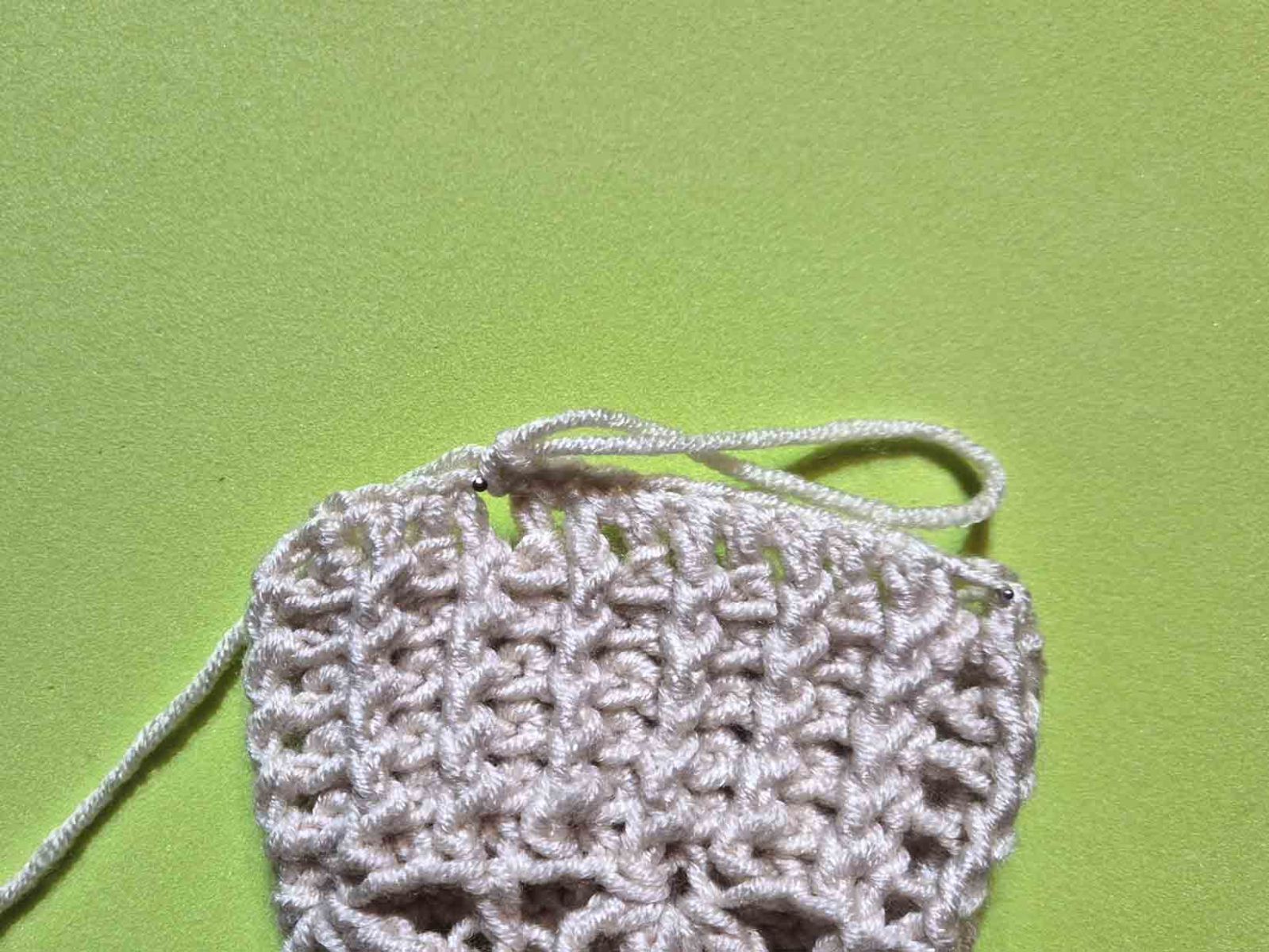 Das Bild zeigt eine weitere Variante zum Umhäkeln des Armbündchens.