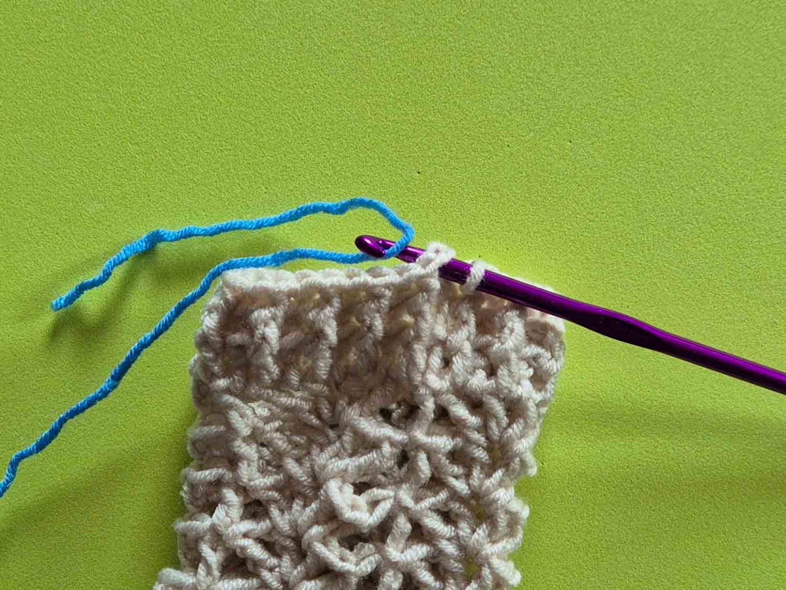 Das Bild zeigt das Einstechen der Nadel für den Farbwechsel.