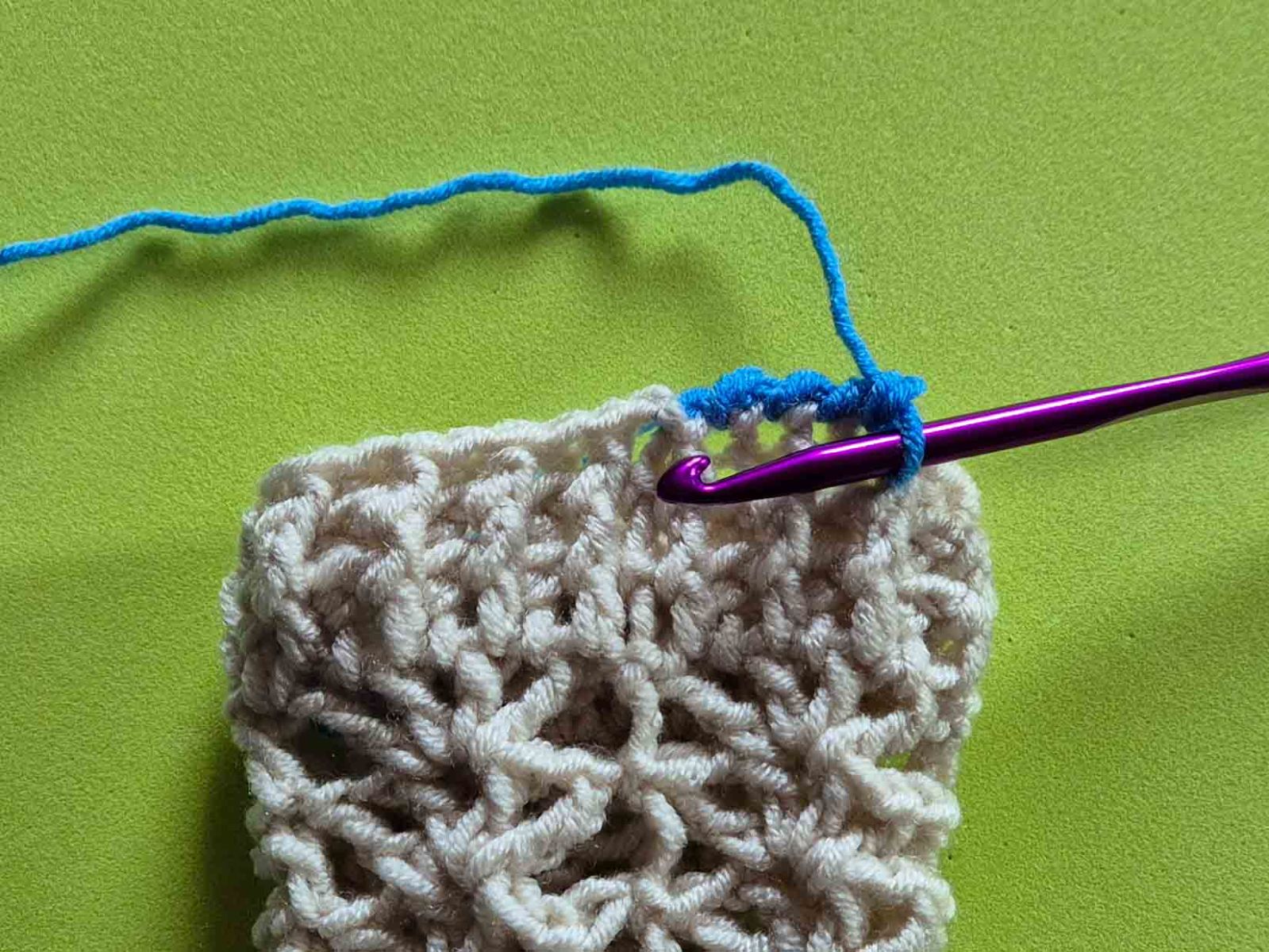 Das Bild zeigt die ersten Maschen mit der neuen Farbe als Krebsmasche in die andere Richtung gehäkelt.