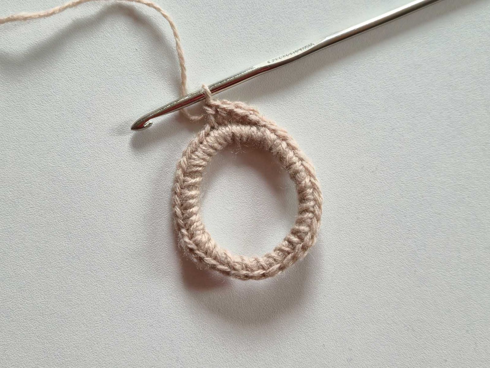 An dem beigen Ring wurde nun begonnen, das erste Ohr zu häkeln.