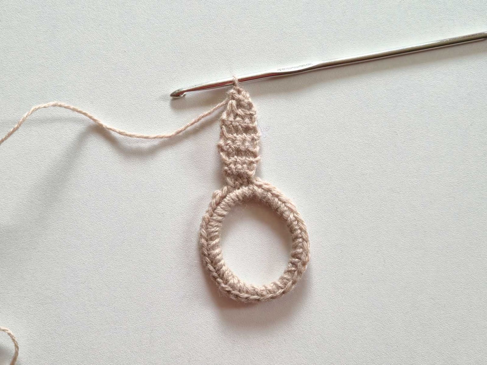 An dem beigen Ring wurde erste Ohr angehäkelt.