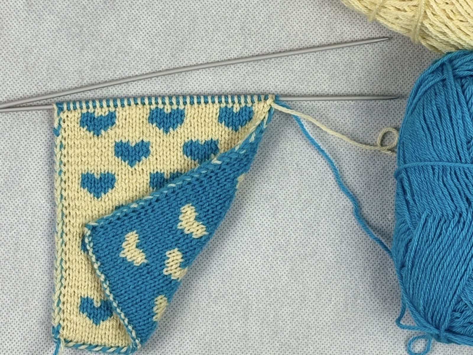 Blog-Inhaltsbild für 'Doubleface stricken ohne Frust: Die häufigsten Fehler und wie du sie einfach korrigierst'